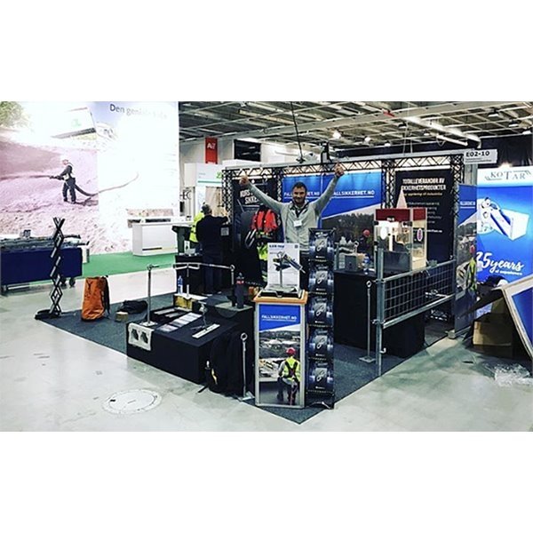 Crown Truss Triple Banner, 15 x 15 cm, black exhibition wall