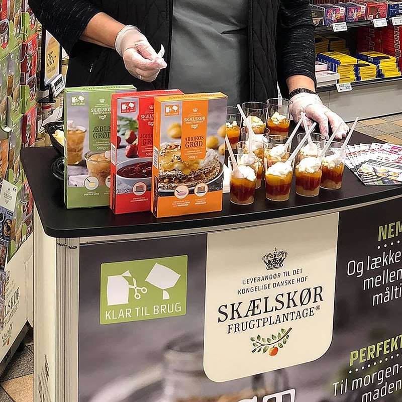 Curved Counter with top plate in wooden look