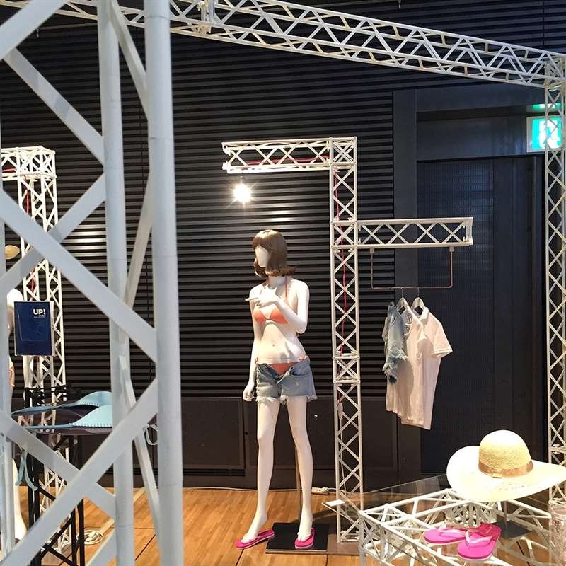 Crown Truss Wall Banner, 10 x 10 cm, white exhibition wall