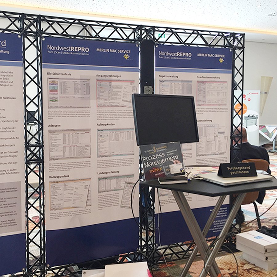 Crown Truss Triple Banner, 15 x 15 cm, black exhibition wall