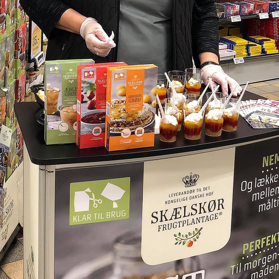 Curved Counter with top plate in wooden look